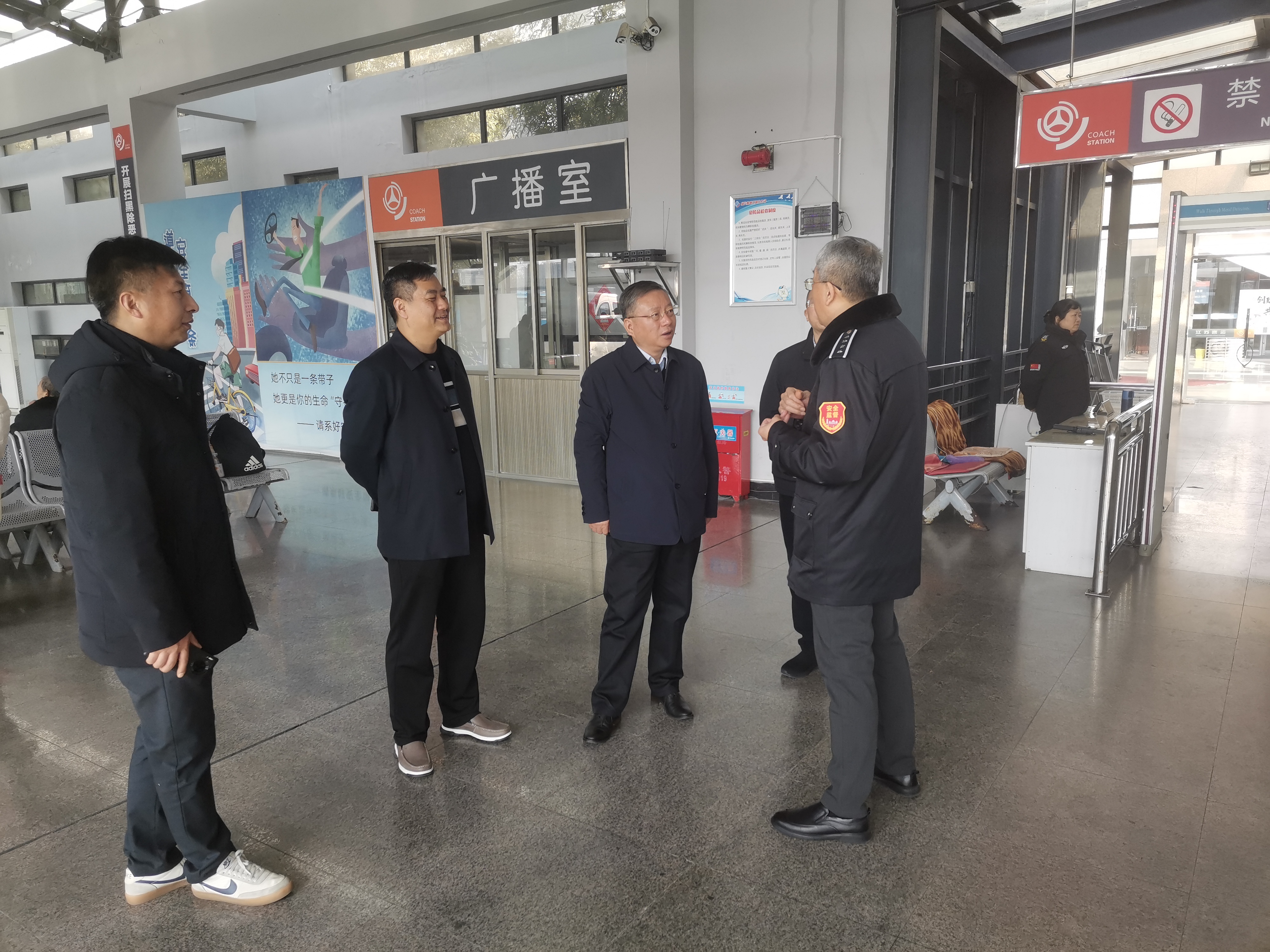 江都区政法委书记李向阳赴江都汽车客运站检查慰问